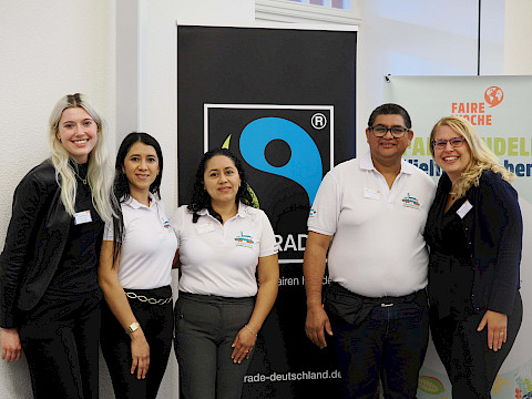 Vertreterinnen von Fairtrade Deutschland mit Mitgliedern der Kaffeekooperative CAFESCOR aus Honduras